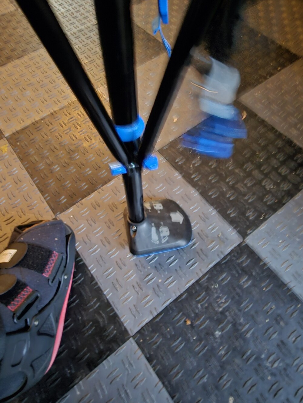 Blue ONEWALK 3 Knee Walker - Picture 6 of 9